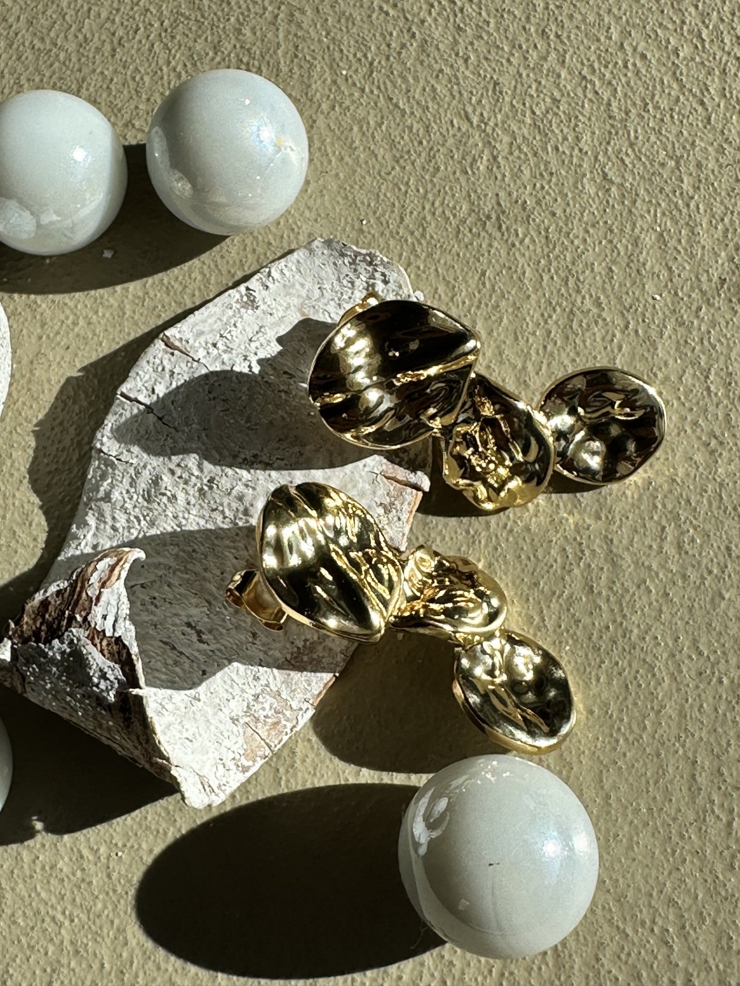 Orecchini effetto martellato placcati in oro 18Kt
